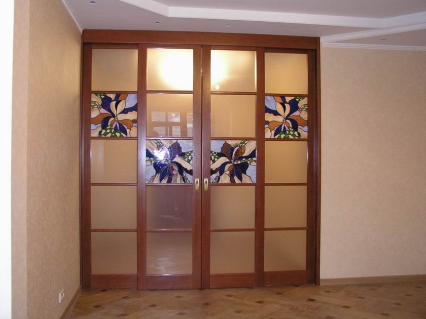 Перегородка с цветными стеклянными вставками Псков