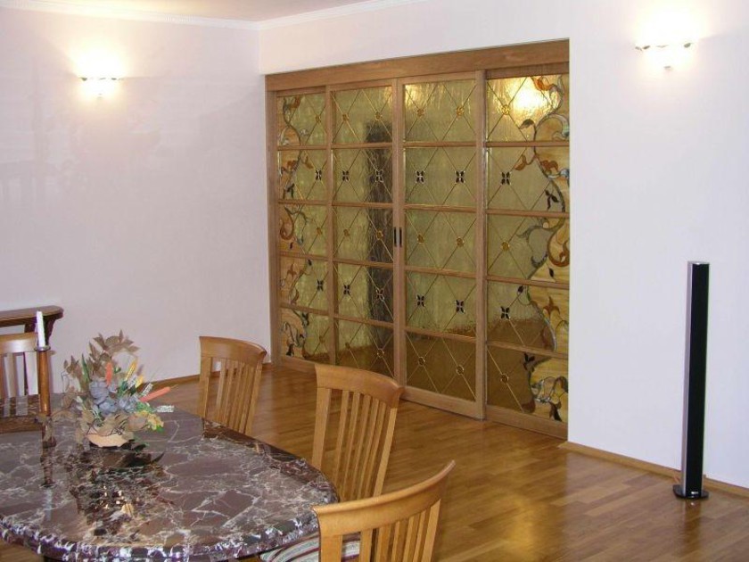 Перегородка для гостиной с цветным стеклом и декоративными вставками Псков