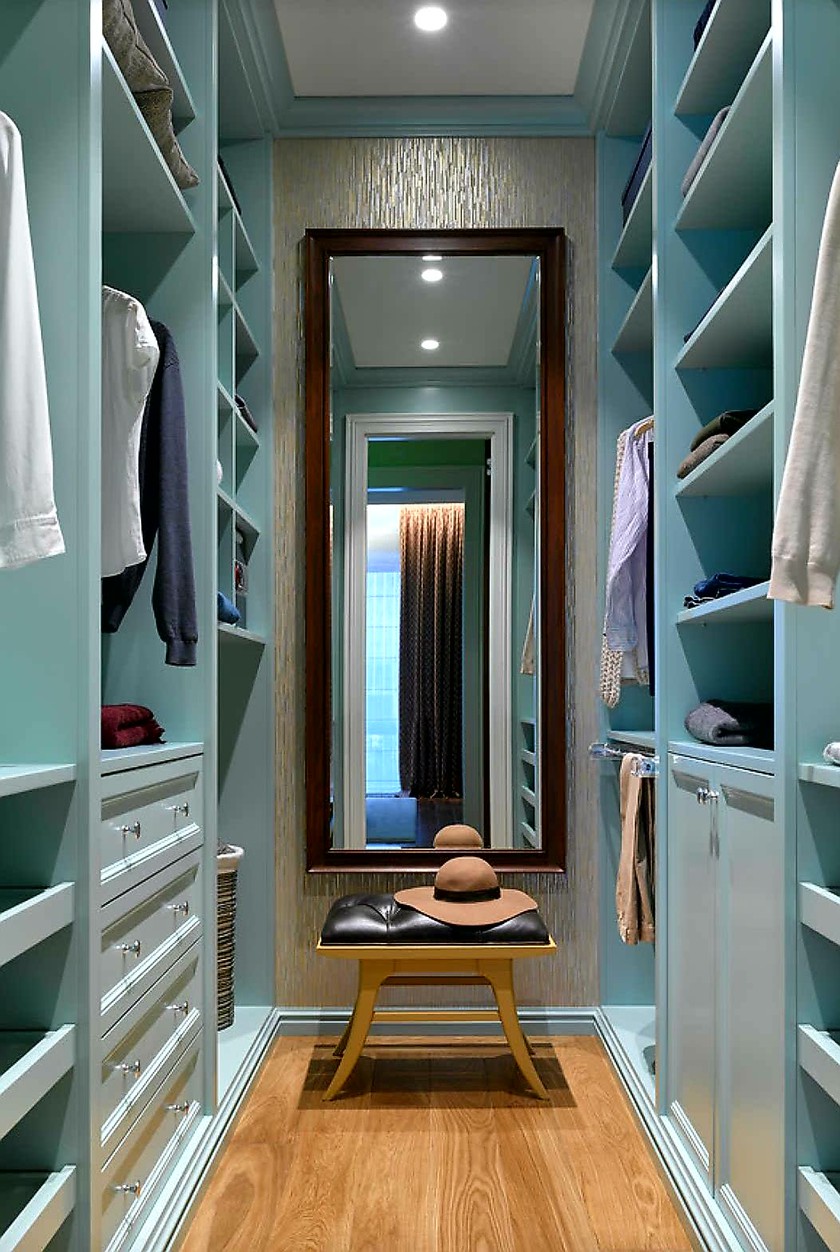 Параллельная гардеробная комната с большим зеркалом Псков