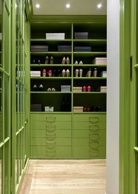 Г-образная гардеробная комната в зеленом цвете Псков