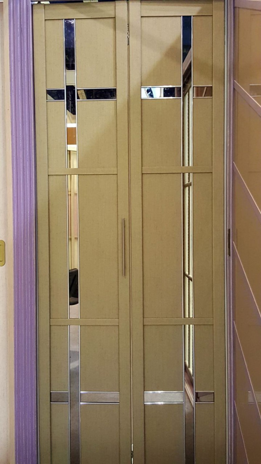 Двери гармошка шпонированные с зеркальным декором Псков