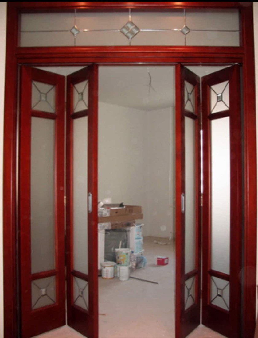 Дверь гармошка с декоративными стеклянными вставками Псков